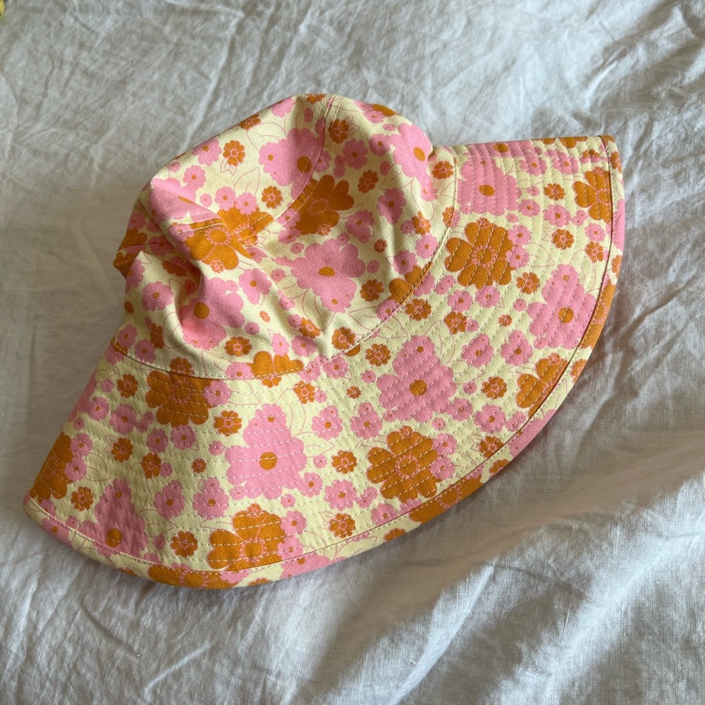 Cute NEW urban outfitters bucket hat! NWT